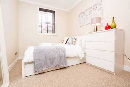 Uxbridge Road, Shepherds Bush, London W12 7JA, Image 10
