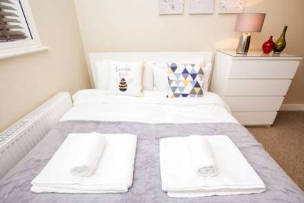 Uxbridge Road, Shepherds Bush, London W12 7JA, Image 11