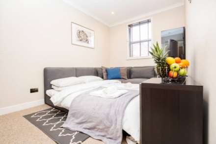 Uxbridge Road, Shepherds Bush, London W12 7JA, Image 12