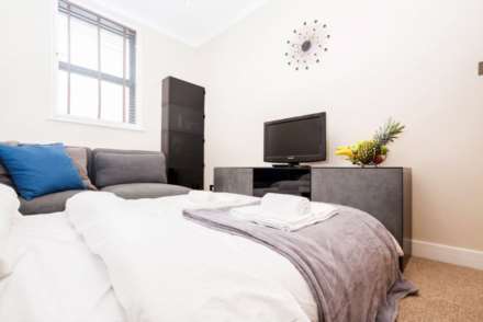 Uxbridge Road, Shepherds Bush, London W12 7JA, Image 13