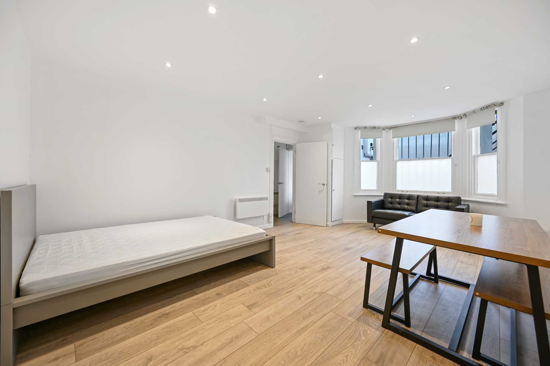 Sinclair Gardens, Brook Green W14 0AT, Image 1