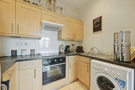 Uxbridge Road, Shepherds Bush, London W12 7JA, Image 5