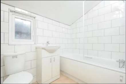 3 Bedroom Flat, Hoyle Road, Tooting Broadway, SW17 0RS