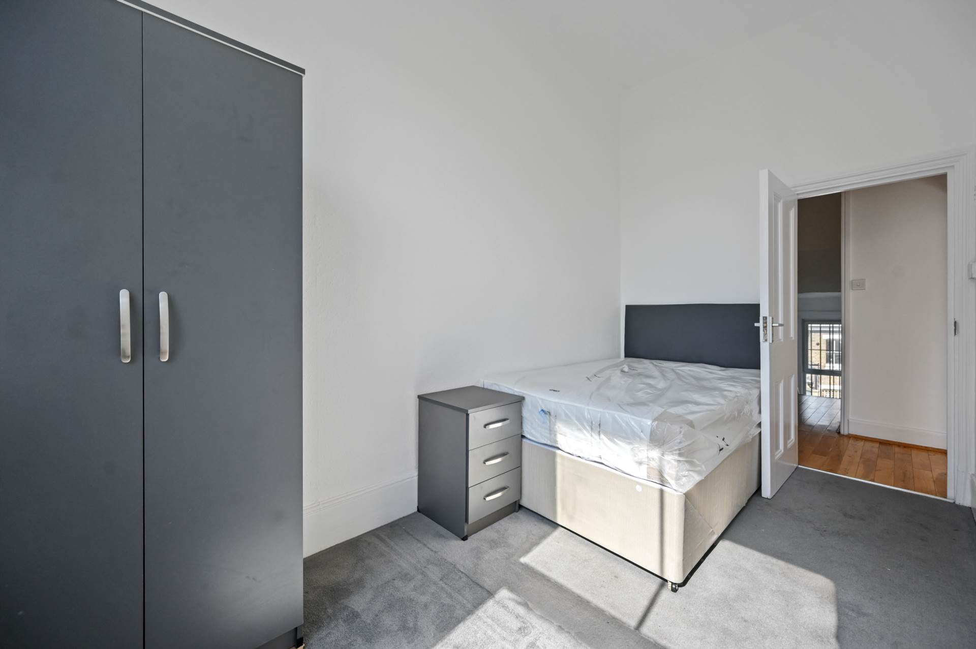 Uxbridge Road, Shepherds Bush, London W12 8AA, Image 14