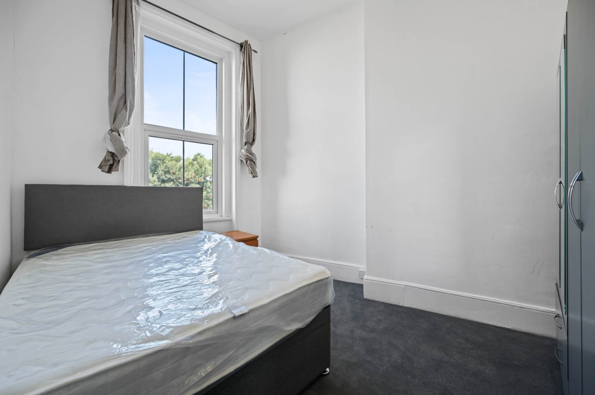 Uxbridge Road, Shepherds Bush, London W12 8AA, Image 15