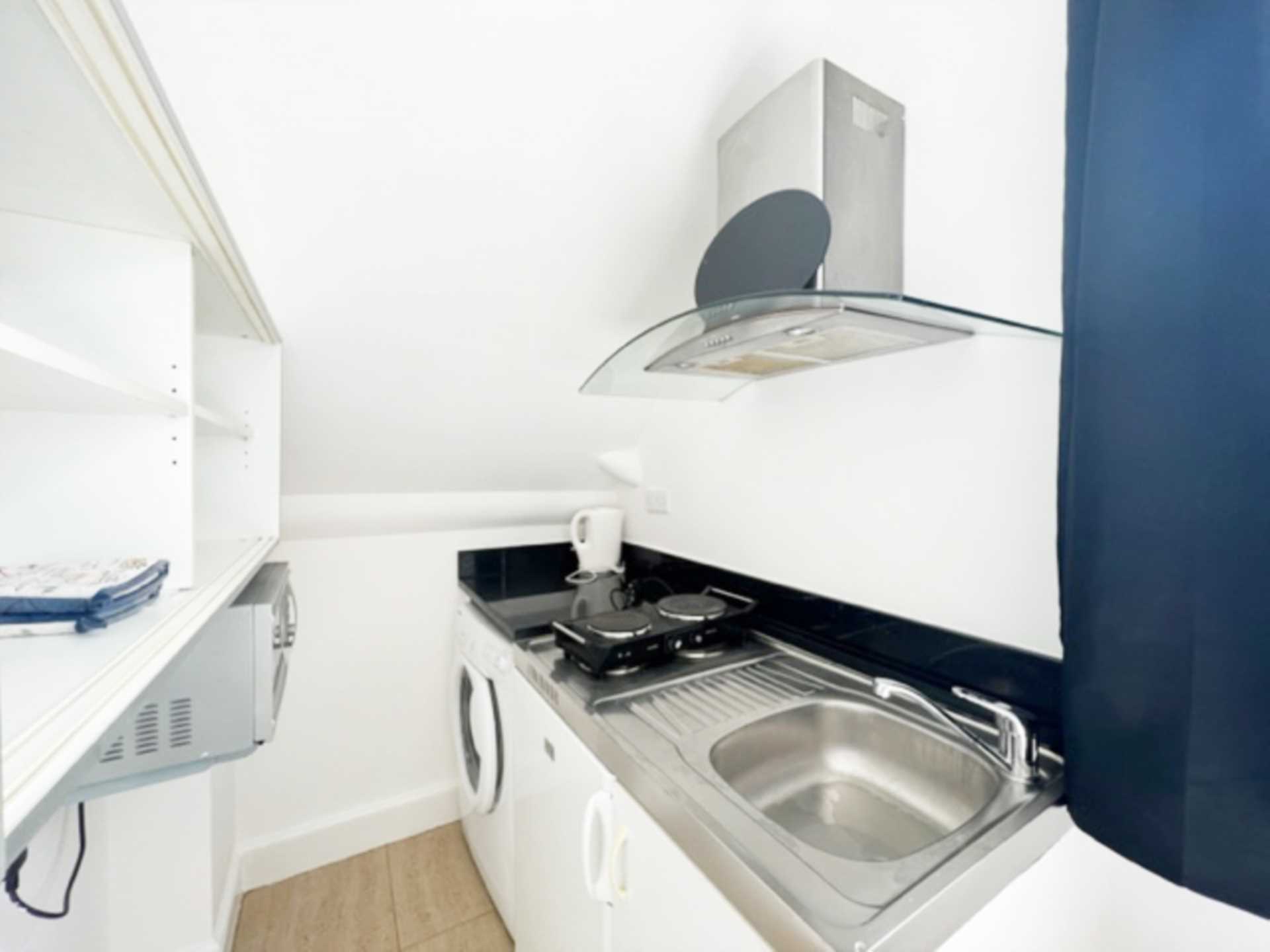 Uxbridge Road, Shepherds Bush W12 0NP, Image 3