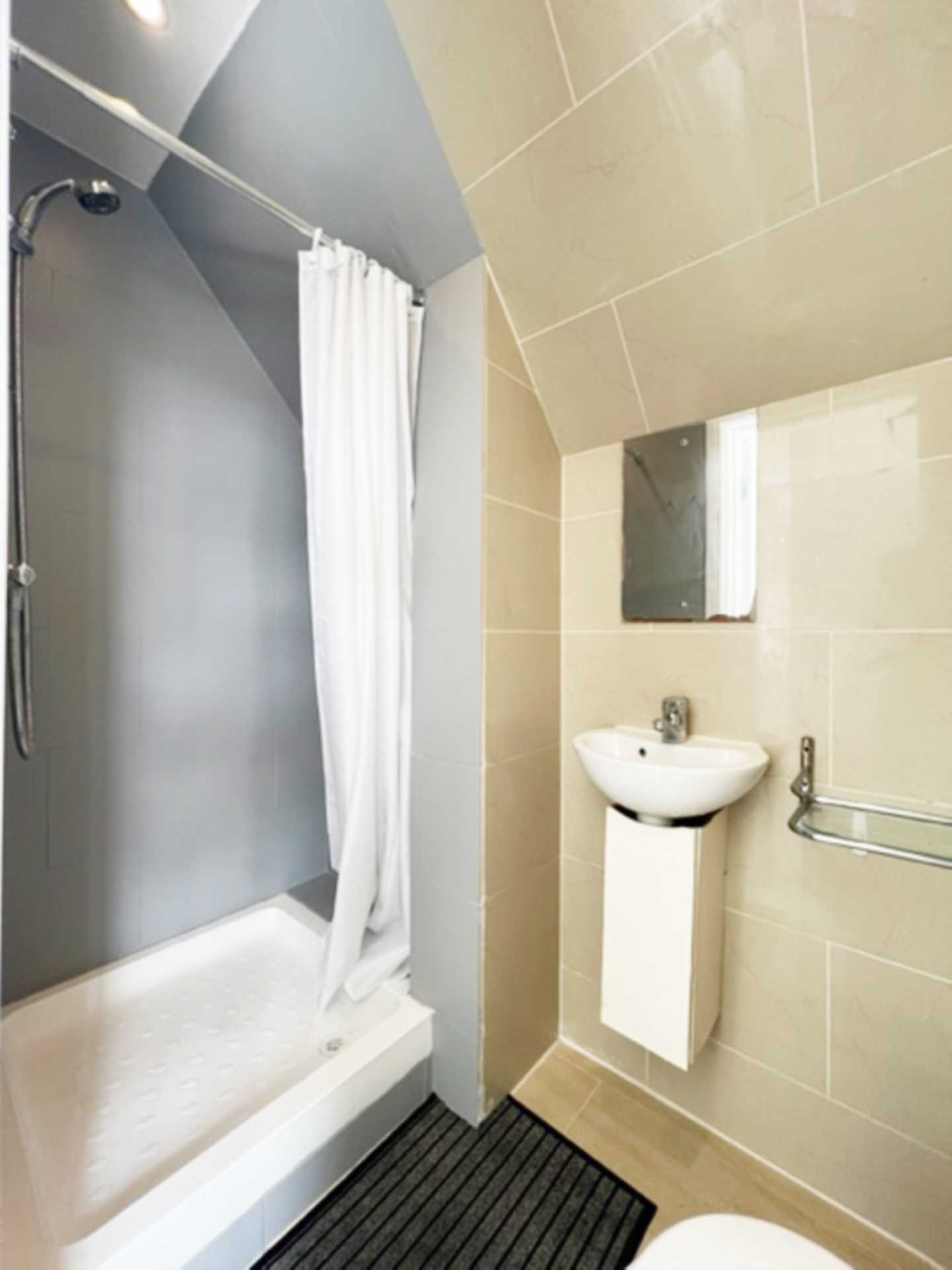 Uxbridge Road, Shepherds Bush W12 0NP, Image 4