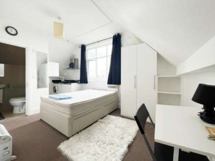 Uxbridge Road, Shepherds Bush W12 0NP, Image 1
