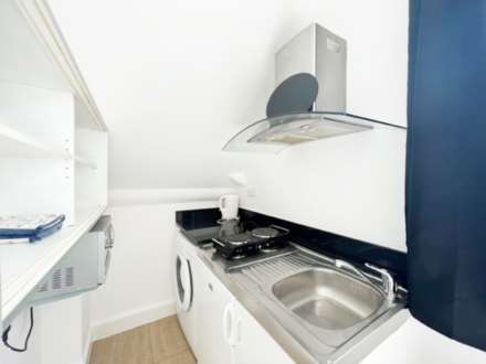 Uxbridge Road, Shepherds Bush W12 0NP, Image 3
