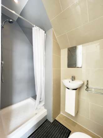 Uxbridge Road, Shepherds Bush W12 0NP, Image 4