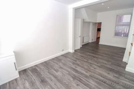 6 Colvil Street, Belmont, Image 4