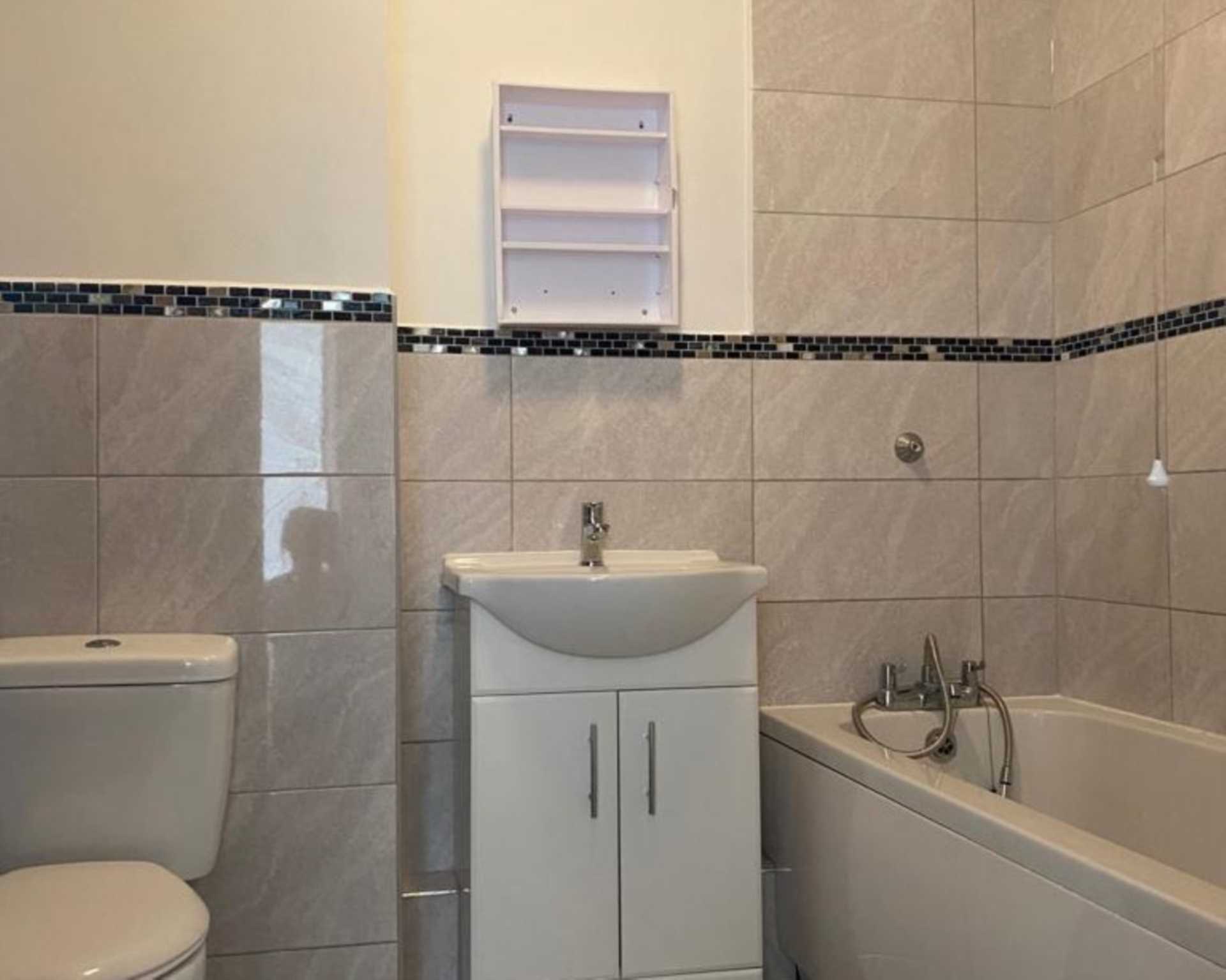 2 Double Bedroom Beach Front Apartment, Image 8