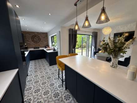 6 Cathedral Road, Chadderton, Image 2