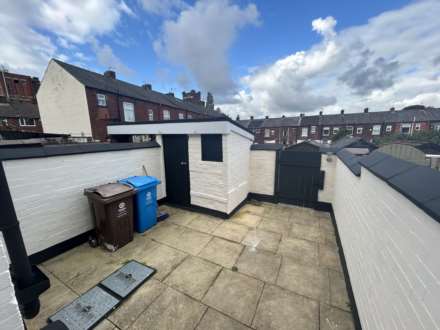 18 Bredbury Street, Chadderton, OL9 8QW, Image 18