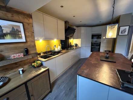 83 Cathedral Road, Oldham, Image 11