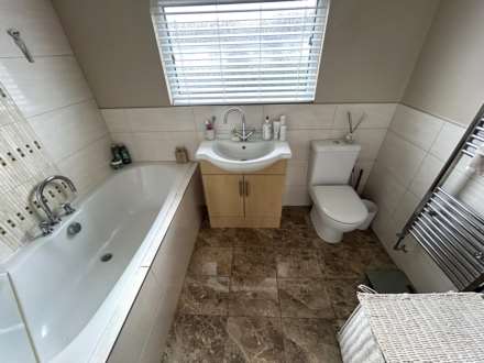 81 Hereford Way, Manchester, M24 2NN, Image 16