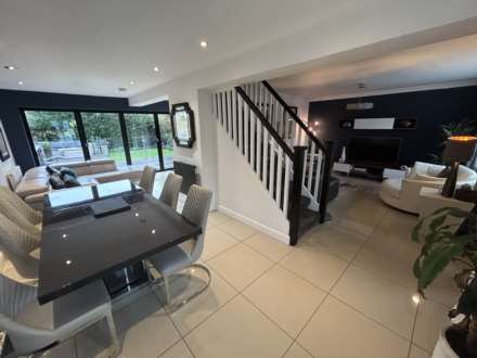 81 Hereford Way, Manchester, M24 2NN, Image 6