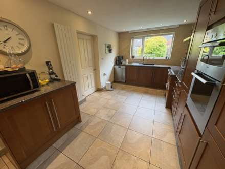 111 Green Lane, Oldham, Image 4