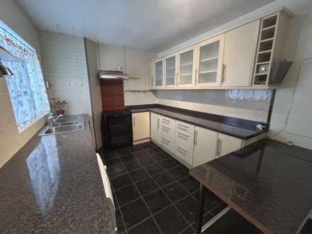 32 Kensington Avenue, Oldham, OL9 0NL, Image 3