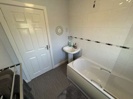 Bowling Green Close, Oldham, Image 19