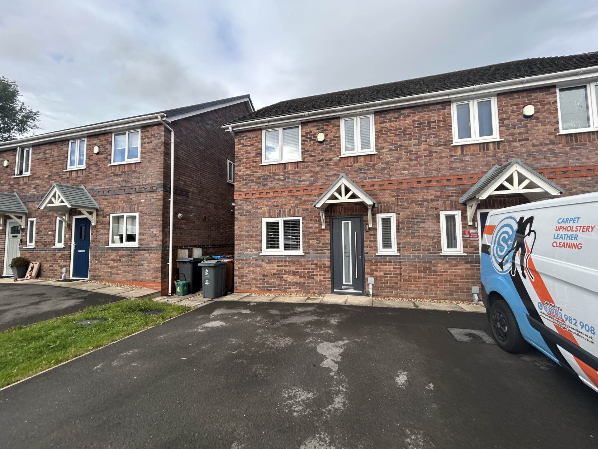 Old Manor Farm Close, Lees, Image 1