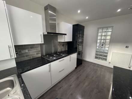 Old Manor Farm Close, Lees, Image 3