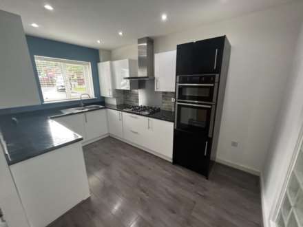 Old Manor Farm Close, Lees, Image 4