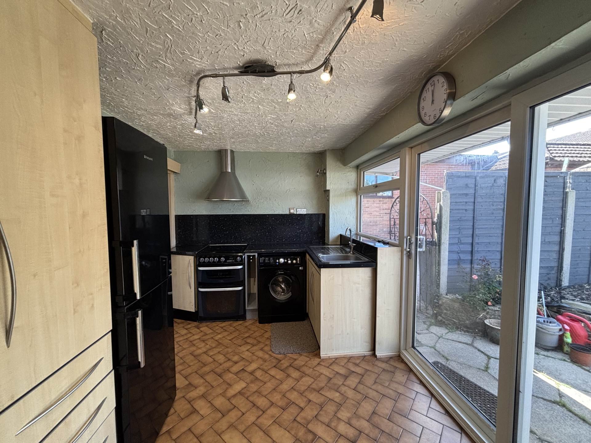 8 Dawlish Avenue, Oldham, Image 7