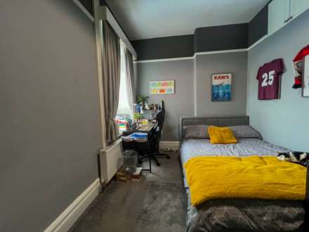 121 Chadderton Park Road, Oldham, Image 32