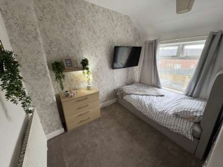 47 Kingston Avenue, Oldham, OL9 8LL, Image 12