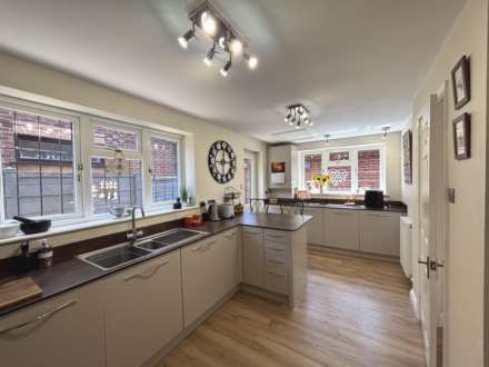 35 Ridgewood Avenue, Oldham, Image 12