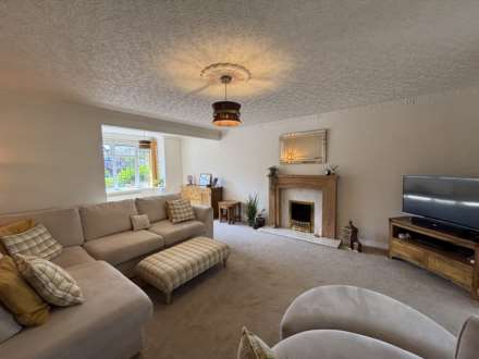 35 Ridgewood Avenue, Oldham, Image 2