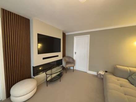Redwood, Oldham, Image 6