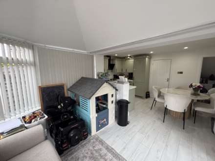 Redwood, Oldham, Image 9
