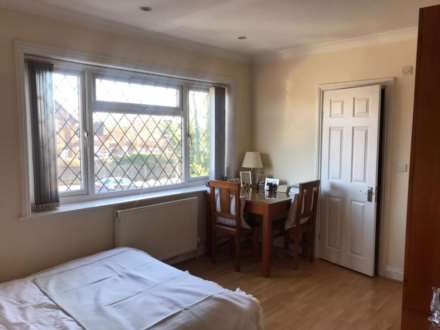 Broadfields Avenue, Edgware, Image 1