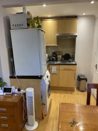 Broadfields Avenue, Edgware, Image 3