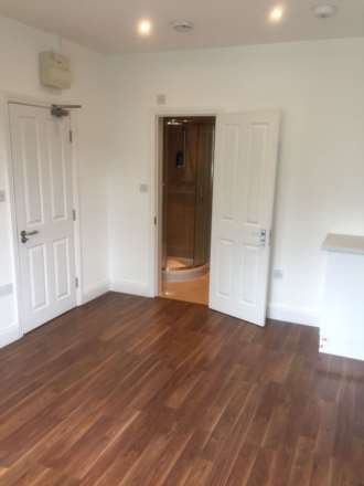 Gunnersbury Avenue, London, Image 4