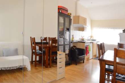 Emanuel Avenue, London, Image 2