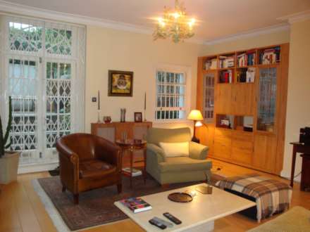 2 Bedroom Flat, Redcliffe Square, Chelsea, England