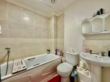 Turners Close, Whetstone, London N20, Image 7