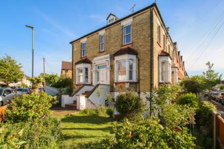 2 Bedroom Maisonette, Carlton Road, London