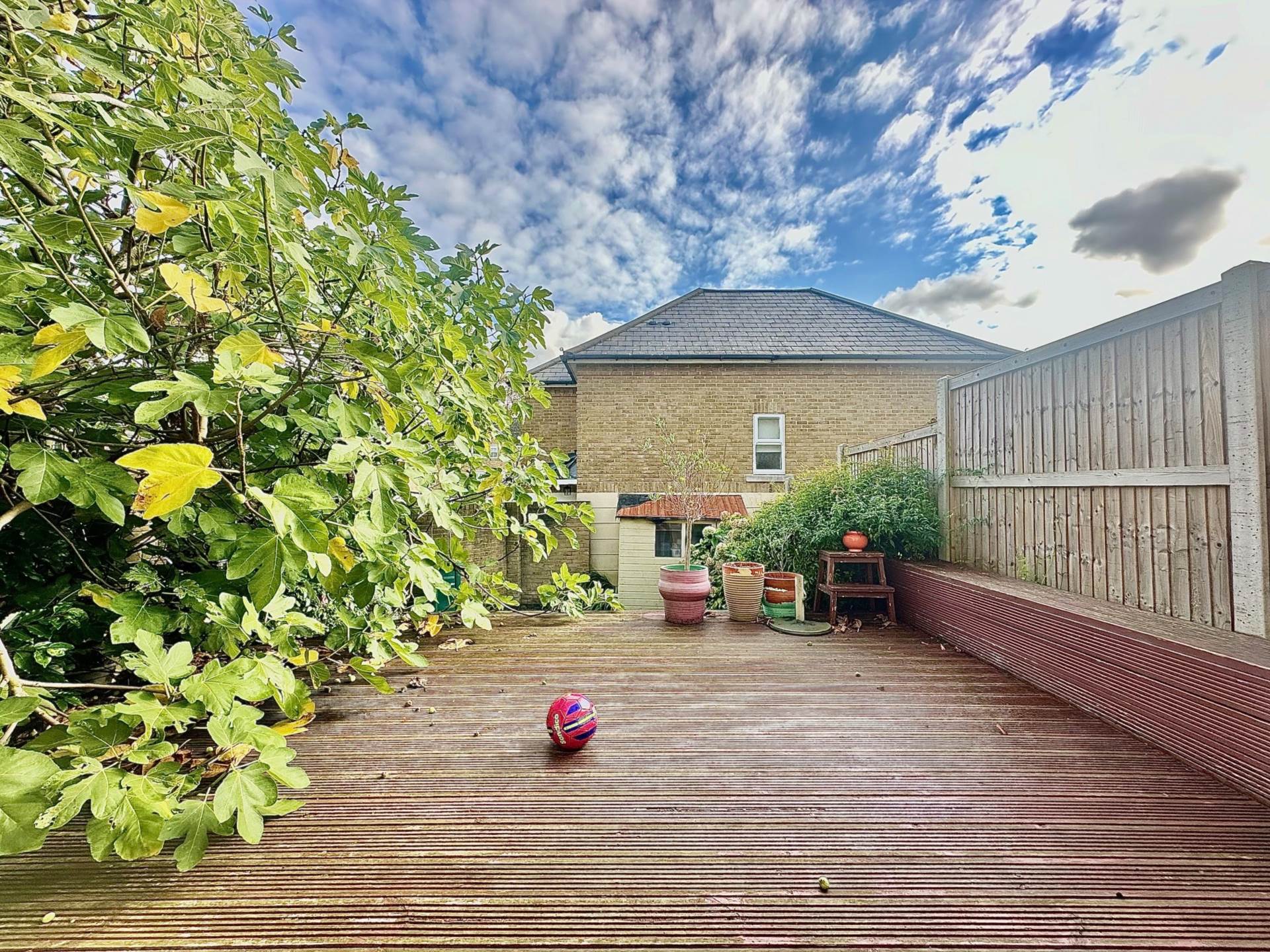 Hampton Close, New Southgate, London N11, Image 15