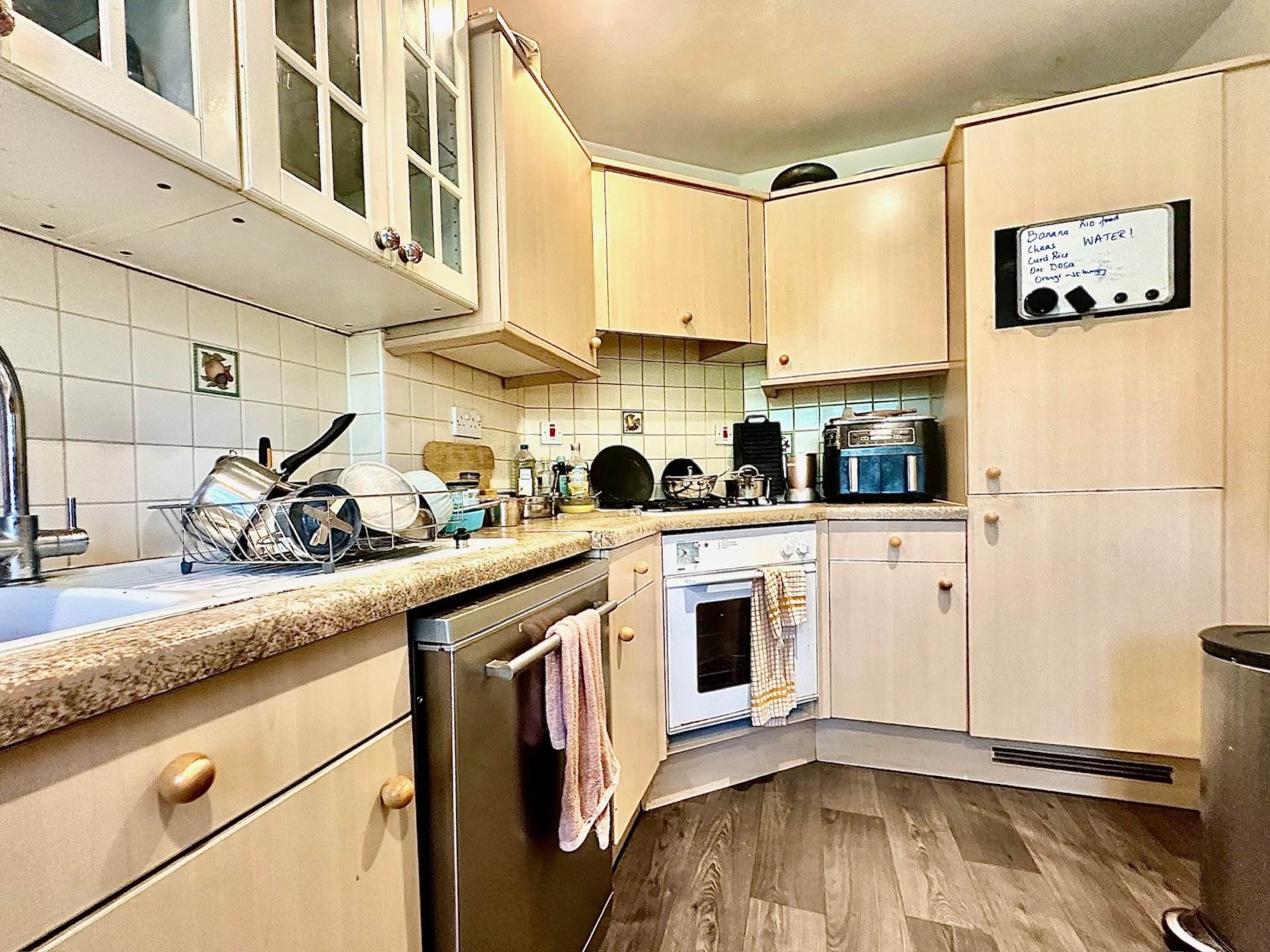 Hampton Close, New Southgate, London N11, Image 6