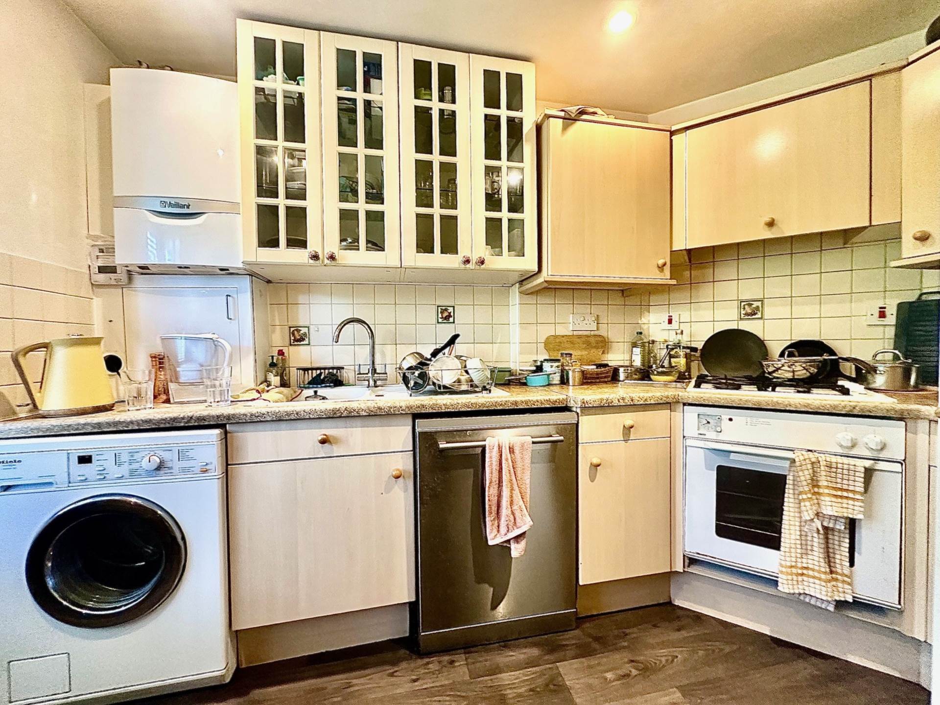 Hampton Close, New Southgate, London N11, Image 7