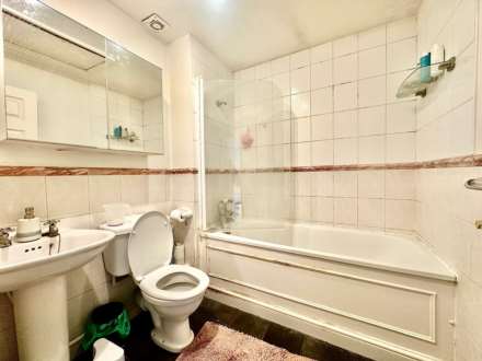 Hampton Close, New Southgate, London N11, Image 11