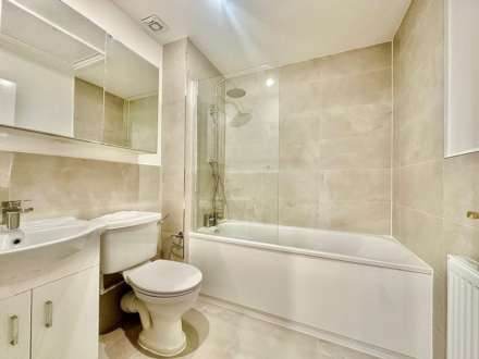 Hampton Close, New Southgate, London N11, Image 13