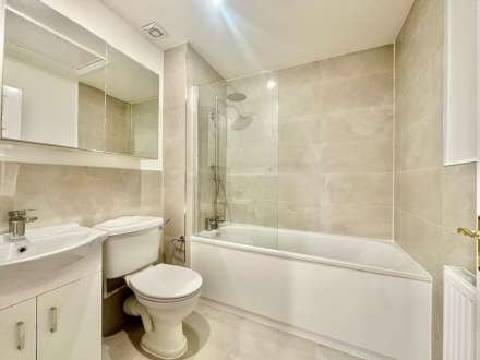 Hampton Close, New Southgate, London N11, Image 14