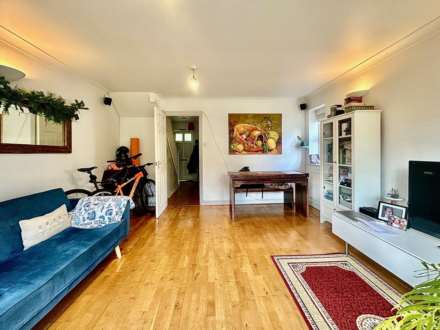 Hampton Close, New Southgate, London N11, Image 2