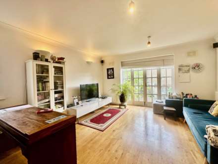 Hampton Close, New Southgate, London N11, Image 3