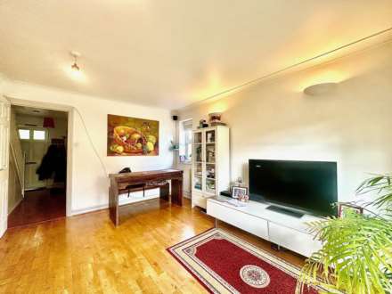 Hampton Close, New Southgate, London N11, Image 4